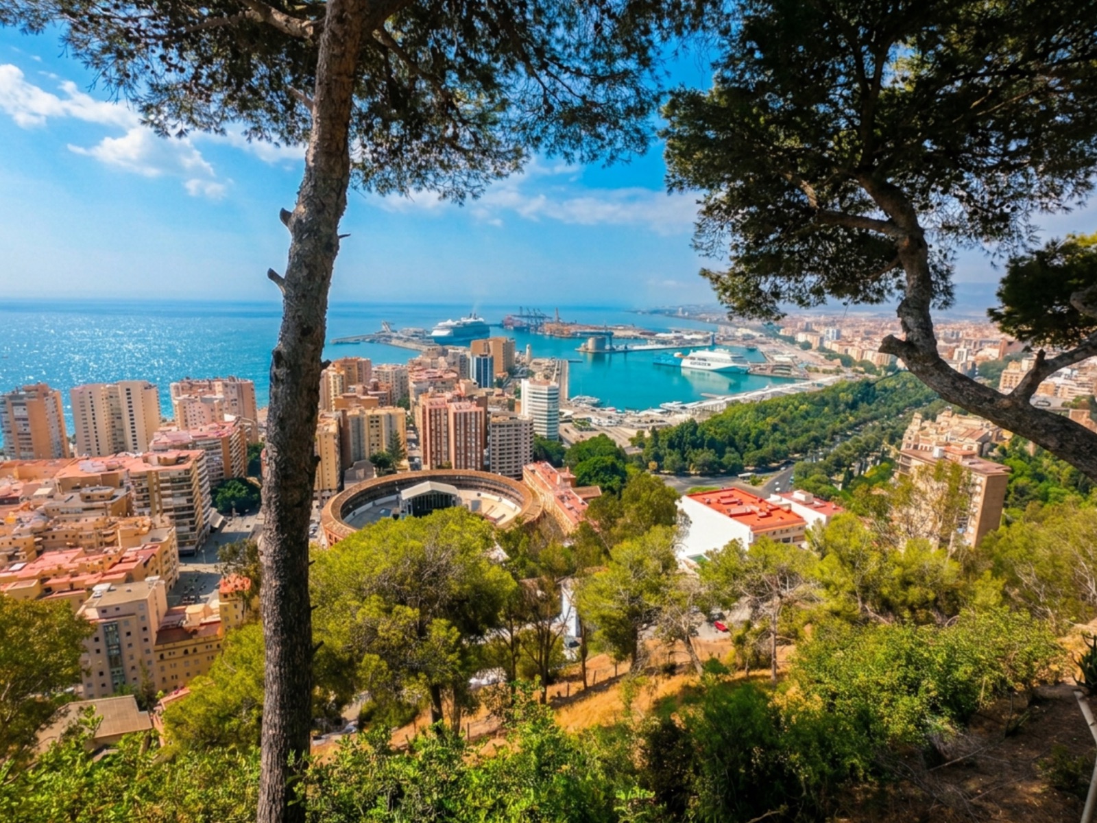 Vista panorámica de Málaga y su bahía desde el Castillo de Gibralfaro