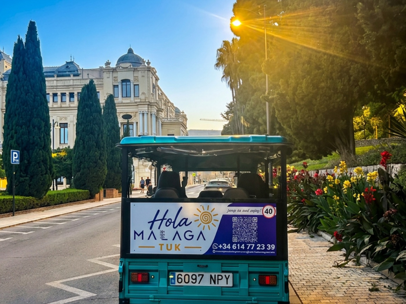 Tuk tuk de Hola Málaga Tuk y un crucero en el puerto de Málaga