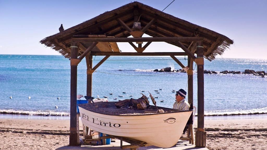 Barca de espetos en la playa de El Palo, Málaga