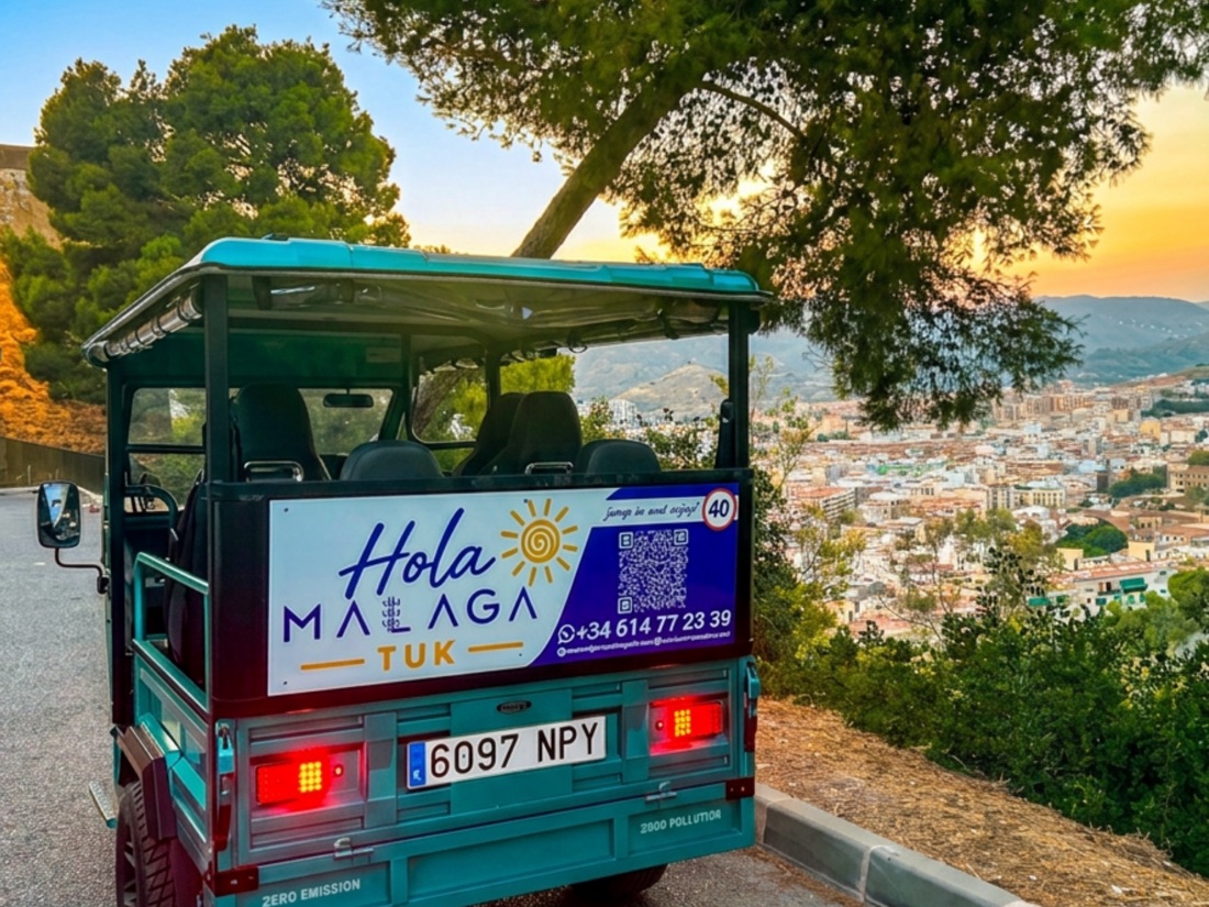 Málaga iluminada al atardecer desde el Castillo de Gibralfaro