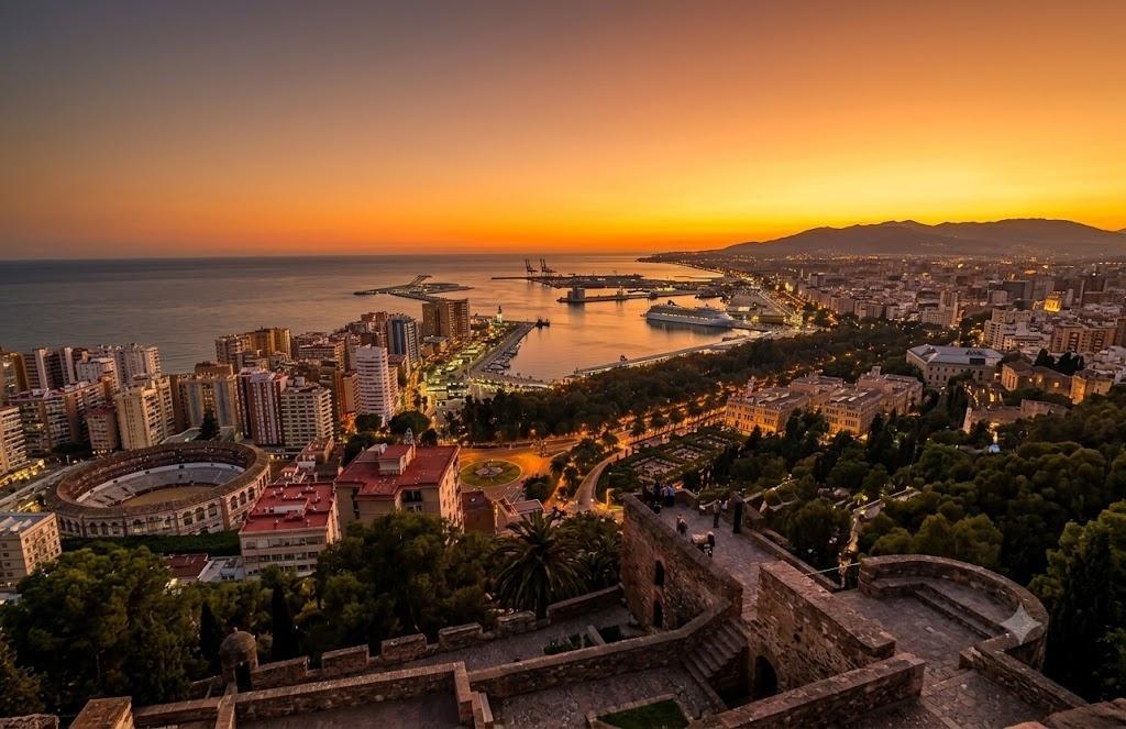 Atardecer dorado sobre la bahía de Málaga